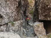 56 Passiamo da questa strettoia tra le rocce